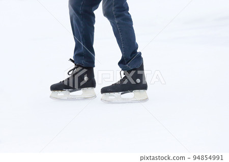 feet rolling on skates man on the ice rink feet rolling on skates man on the ice rink 94854991