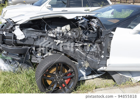 一輛在交通事故中被毀的汽車。 94855818