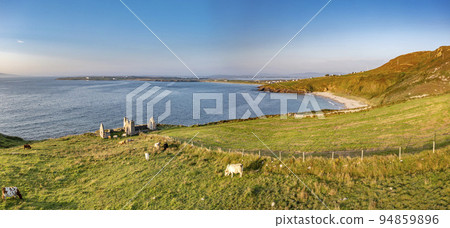 The remains of the 1790 to 1805 kelp factory Teach Dearg or the Red House at Crohy head near Maghery, Dunloe, County Donegal - Ireland 94859896