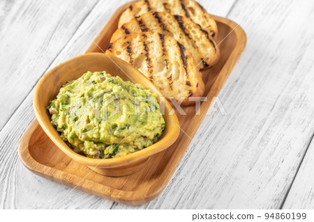 Bowl of guacamole 94860199