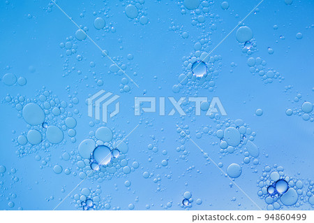 Oil and water bubbles on blue background. Abstract face cleanser bubbles background. 94860499