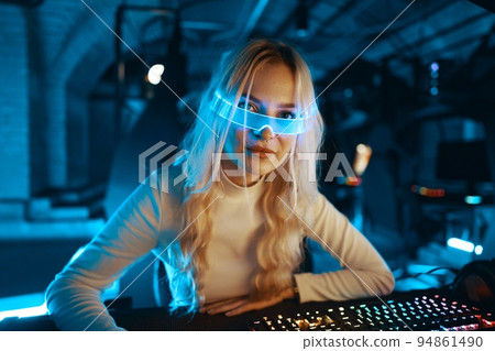 Blondea plays cyber games. Virtual style. 94861490