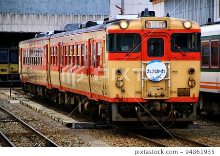 The colors of the JNR and express trains are also vivid...the special express ``Okawa'' to Aizu-Tajima Station The colors of the JNR and express trains are also vivid...the special express ``Okawa'' to Aizu-Tajima Station 94861935