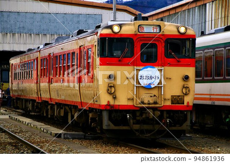 The colors of the JNR and express trains are also vivid...the special express ``Okawa'' to Aizu-Tajima Station 94861936