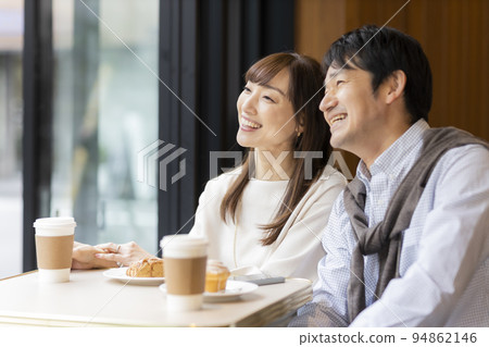 中年夫婦在咖啡館消磨時光 94862146