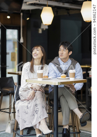 Middle-aged couple spending time in a cafe 94862147