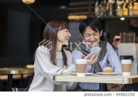 花時間在咖啡館智能手機的中間夫婦 94862150