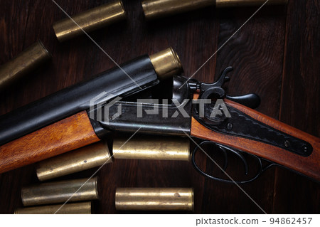 Vintage retro shotgun with brass cartridges Vintage retro shotgun with brass cartridges 94862457