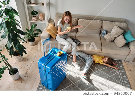 woman tries buy air tickets, calls using mobile phone, screams and gets angry. Family cannot leave due to lack air tickets, no tickets. Family relocation, flight country 94863007