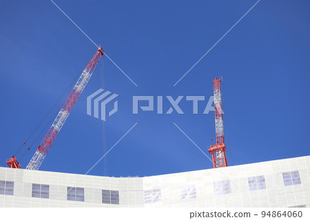 藍天兩台起重機在建建築的風景 藍天兩台起重機在建建築的風景 94864060
