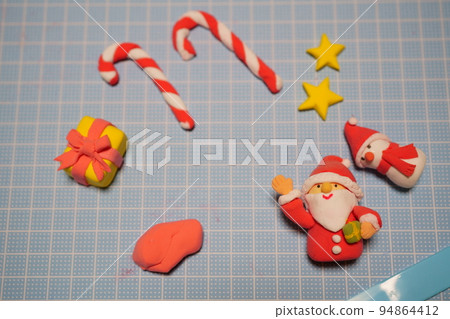 用粘土製成的聖誕裝飾品 94864412