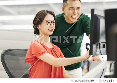 一位要求老年人教她在辦公室工作的女性 一位要求老年人教她在辦公室工作的女性 94864418