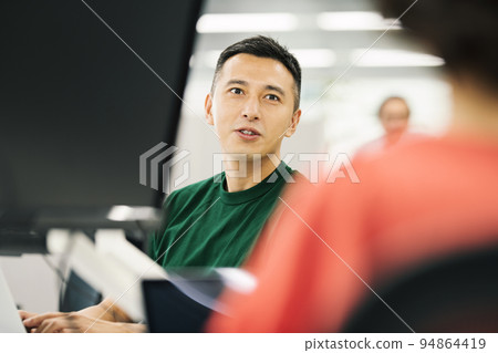 工程師與同事交談 94864419