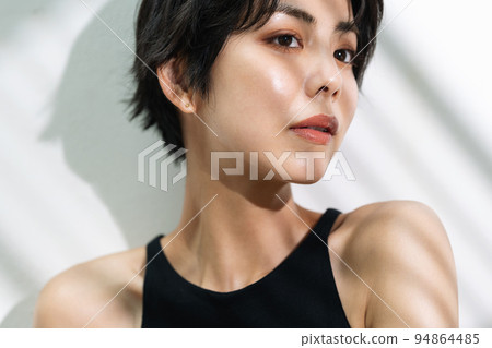 穿著黑色無袖短髮的年輕女子 94864485