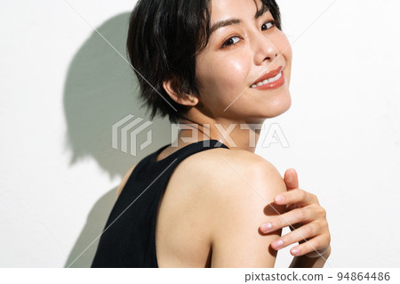 穿著黑色無袖短髮的年輕女子 94864486