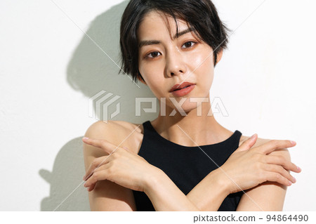 穿著黑色無袖短髮的年輕女子 94864490