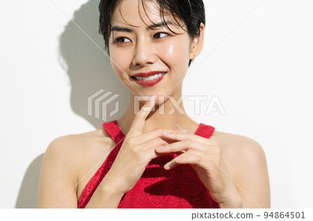 穿著紅色連衣裙的短髮年輕女子 94864501