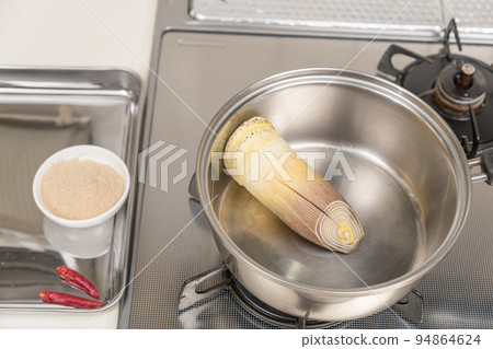 [將竹筍放入鍋中] 94864624