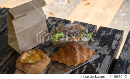 bread to eat outdoors 94864645