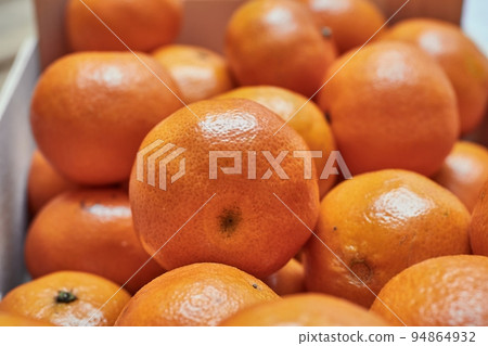 Tangerines in a box 94864932