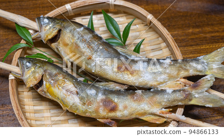Salt-grilled salmon Salt-grilled salmon 94866133