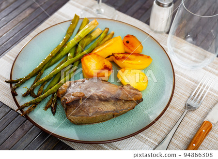 Grilled beef steak with fried potato and asparagus 94866308