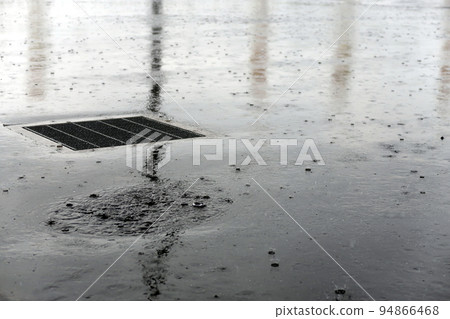 rain in the parking lot 94866468