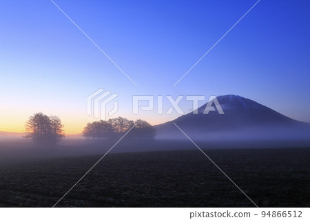 從北海道俱知安瑞穗看到的羊蹄山和黎明前的晨霧 94866512