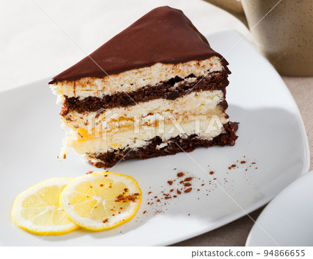 Piece of lemon-chocolate cake 94866655