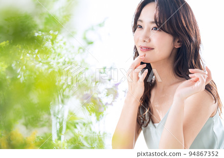 Female beauty beauty make-up skin care 94867352