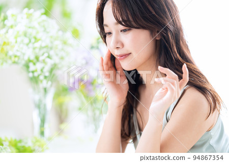 Female beauty beauty make-up skin care 94867354