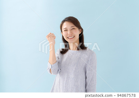 Portrait of a woman in her 30s 94867578