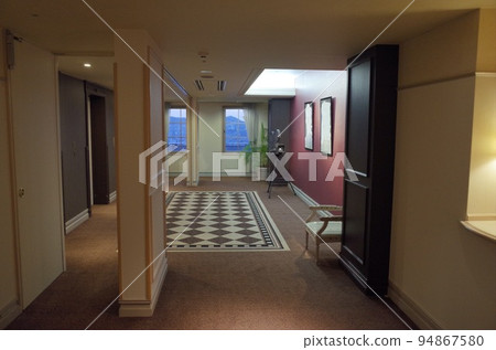 Elevator Hall_Luke Plaza Hotel 94867580
