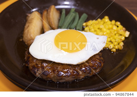 Delicious fried egg hamburger 94867844