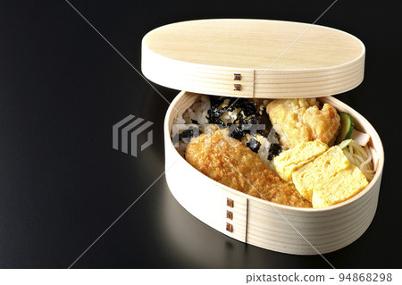 黑色背景中帶大石卷蛋和剪刀炸肉排的海藻瓣照片 94868298