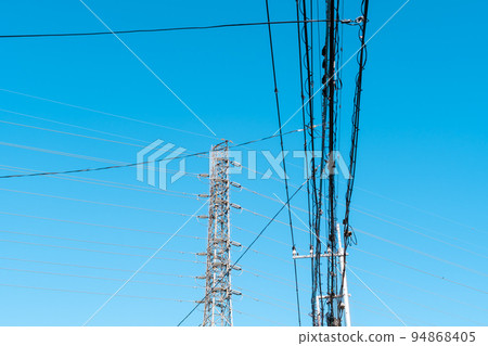 支撐住宅區錯綜複雜的電線和高壓輸電線路的輸電塔a-2輕音 94868405