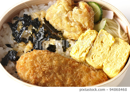 鳥瞰白色背景上帶有捲蛋和雞排的海藻閥 94868468