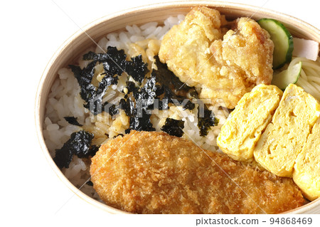 鳥瞰白色背景上帶有捲蛋和雞排的海藻閥 鳥瞰白色背景上帶有捲蛋和雞排的海藻閥 94868469