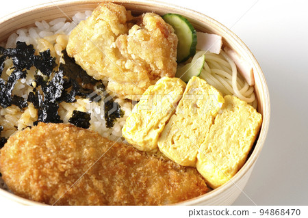 鳥瞰白色背景上帶有捲蛋和雞排的海藻閥 94868470