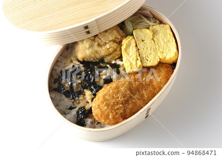 鳥瞰白色背景上帶有捲蛋和雞排的海藻閥 鳥瞰白色背景上帶有捲蛋和雞排的海藻閥 94868471