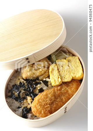 鳥瞰白色背景上帶有捲蛋和雞排的海藻閥 94868475