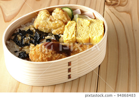 Seaweed bento with dashi-rolled omelet and tenderloin cutlet 94868483