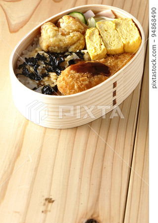 Seaweed bento with dashi-rolled omelet and tenderloin cutlet 94868490