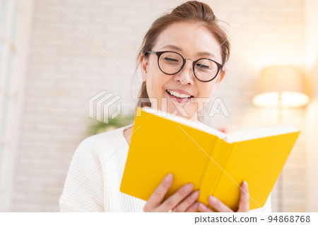 讀書的資深婦女 94868768