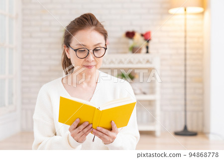 讀書的資深婦女 讀書的資深婦女 94868778