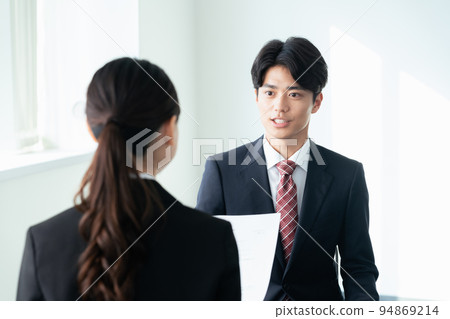大學生接受采訪 94869214