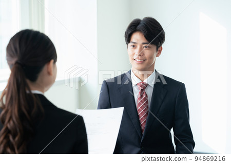 大學生接受采訪 94869216