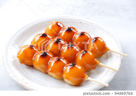 Mitarashi dumpling  94869768