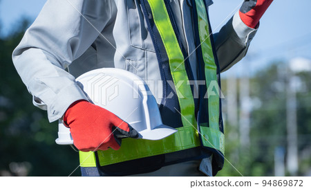 穿著工作服的男人穿著安全背心 | 建築業，保安，警衛人形象 94869872