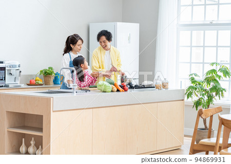 親密的家庭在廚房做飯 94869931